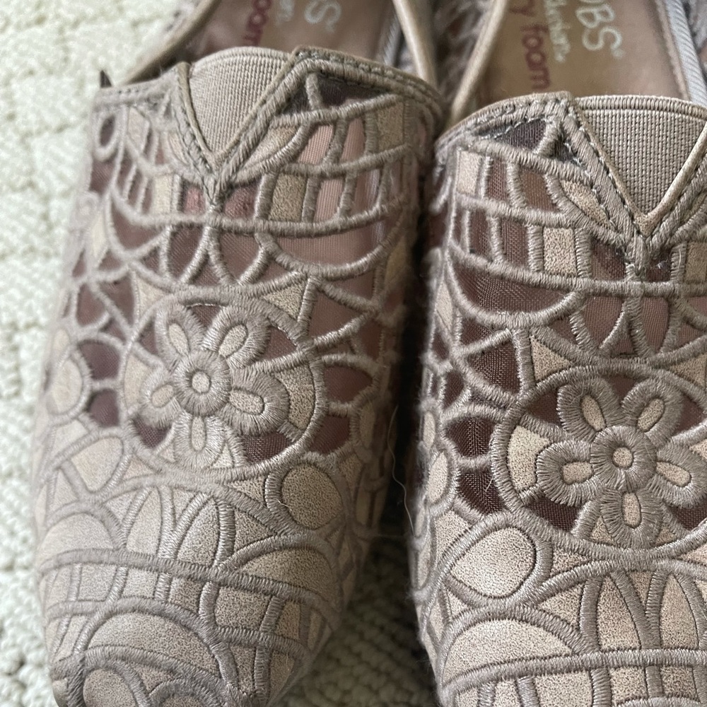 Bobs slip on